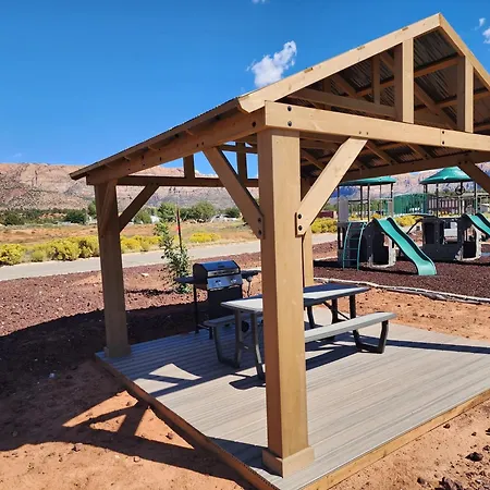 New Modern & Relaxing Tiny House W Deck Near Zion Vila